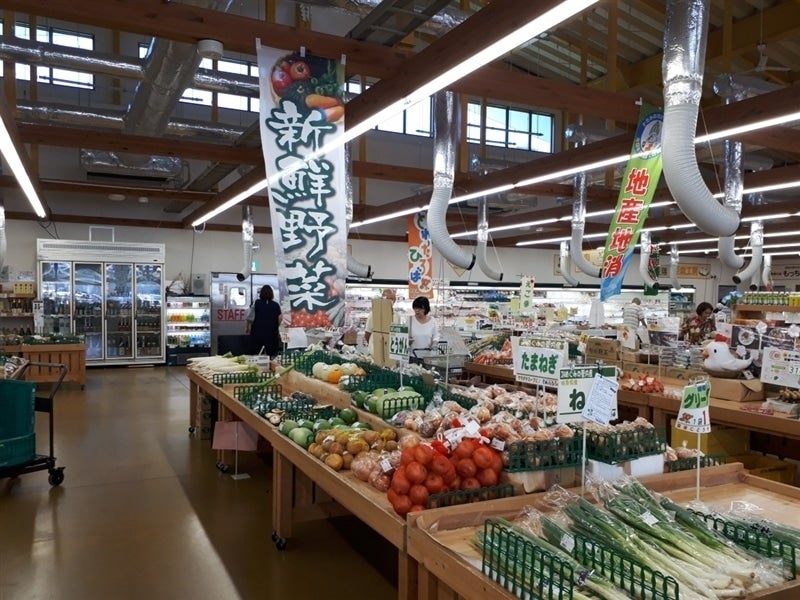 岐阜県の中央に位置する「とれったひろば関店」新鮮な野菜・果物が並びます。