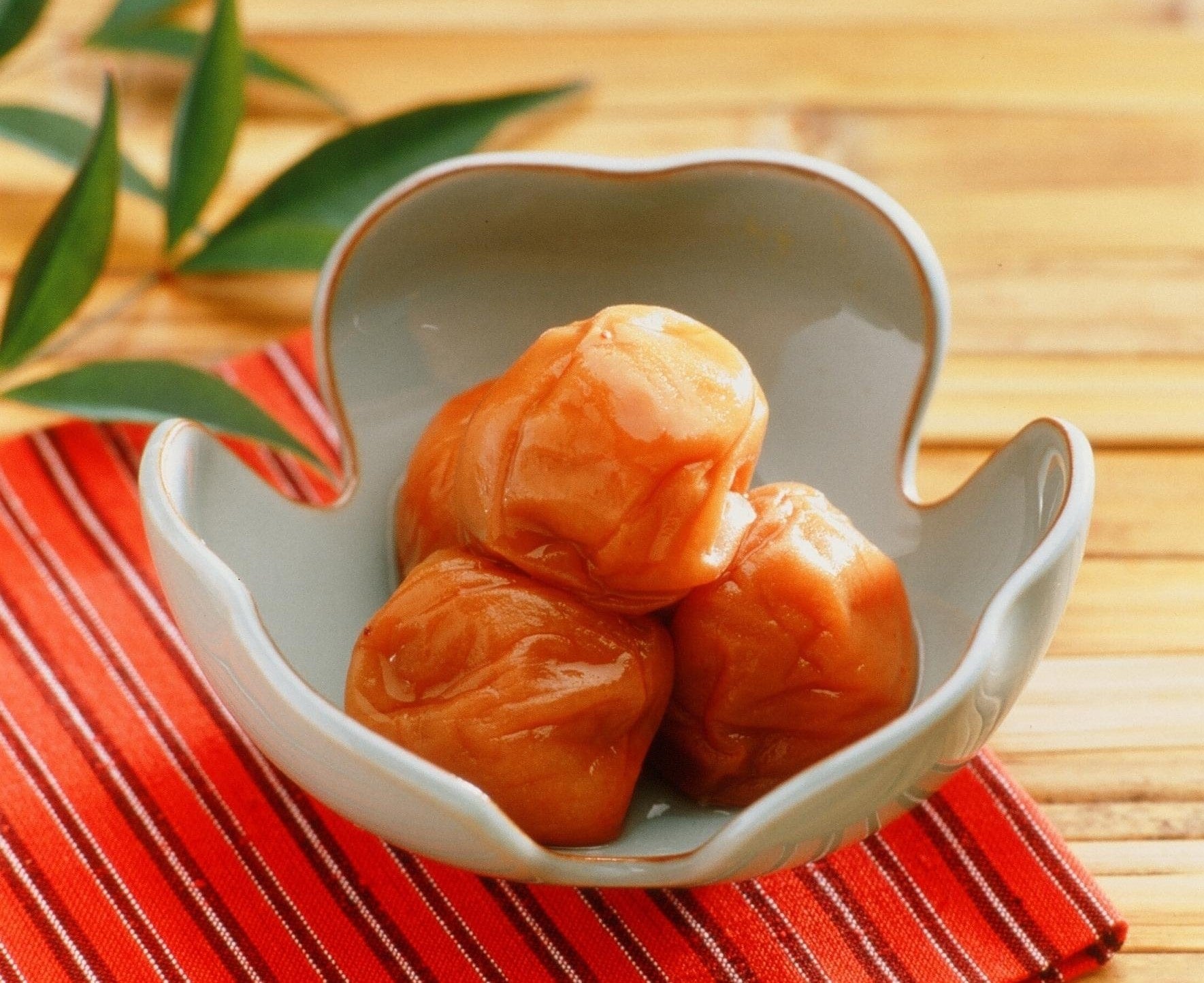 ふるさと納税 高野町 高級南高梅うす塩・白干梅計1kg入 紀州塗箱 網代模様仕上(高野町) 最高級 紀州南高梅 大粒 うす味 梅干し 1.4kg ご家庭用 ⁄ 梅干