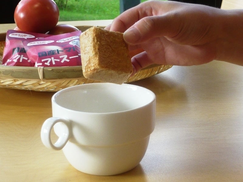 カップに入れて、熱湯を注ぐだけ!!