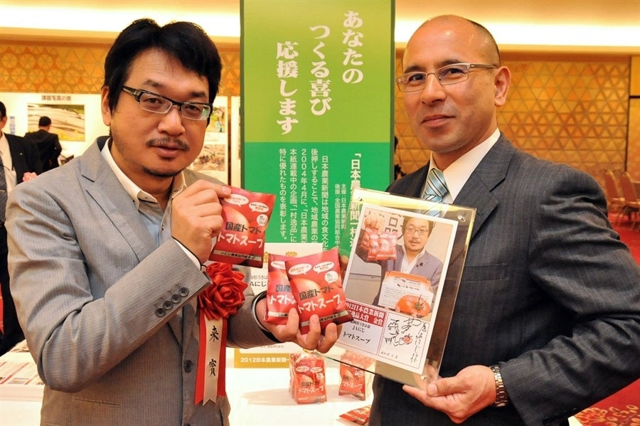 やくみつる審査員長とJAにじ佐藤担当(授賞式にて)