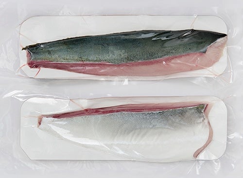 皮付きの状態で真空パック・冷蔵でお届け。