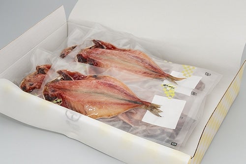 1枚ずつ真空パックにして、緩衝材に包んで冷凍便でお届けします。