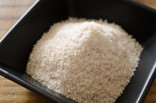 添付の塩は、ミネラルたっぷりの「淡路島の藻塩」。(小袋でお届け)