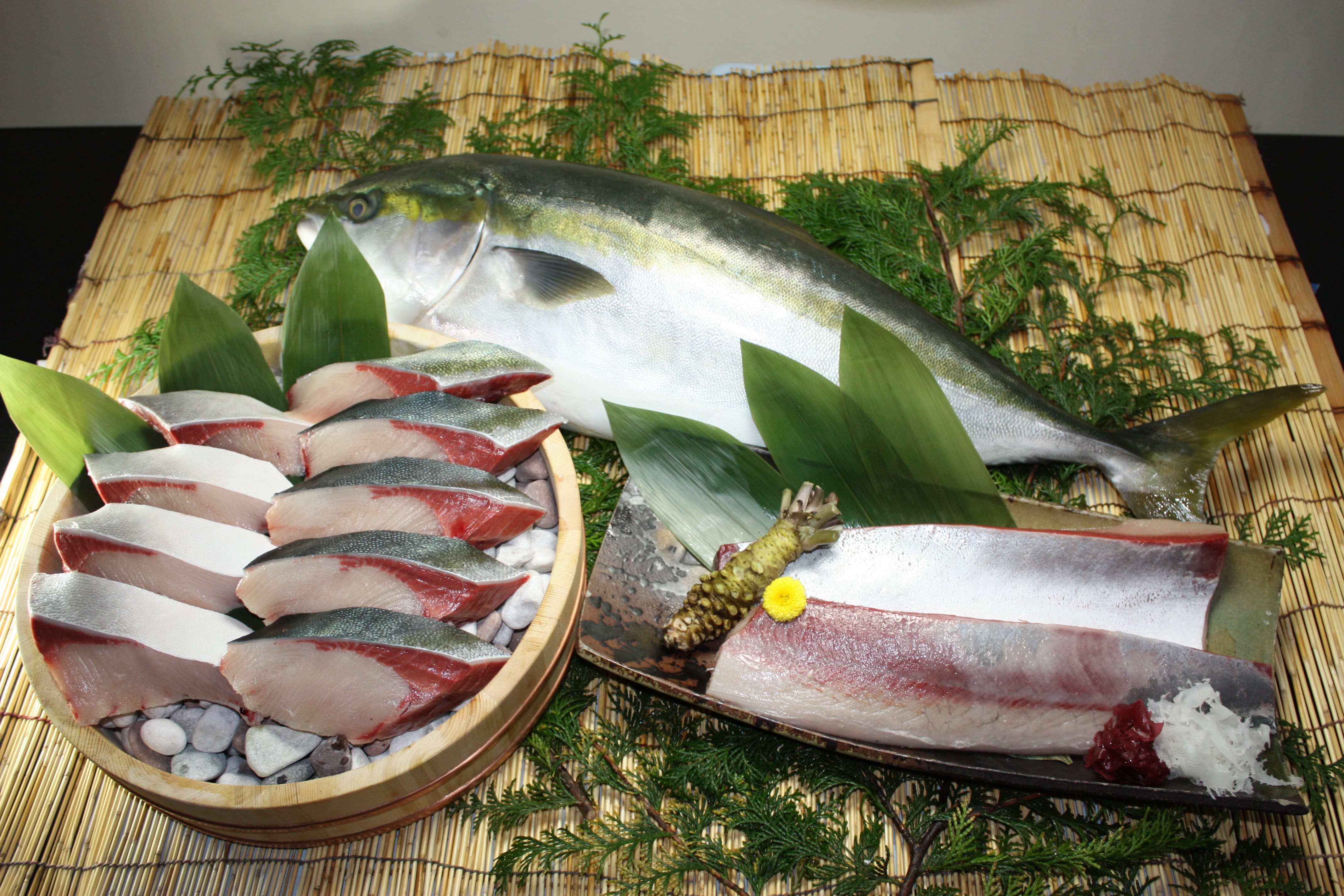 産地直送 通販 お取り寄せ鹿児島県産ブリ皮付きロイン生食用 2本入 約0 6 0 7kg位 養殖 鮮魚専門店魚力 ｊａタウン